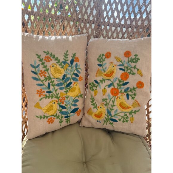 Vintage 70's Crewel Embroidery Birds & Flowers Pair Linen Accent Pillows 12x9" - Picture 1 of 12